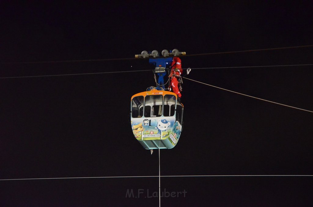 Einsatz BF Hoehenretter Koelner Seilbahn Hoehe Zoobruecke P2536.JPG